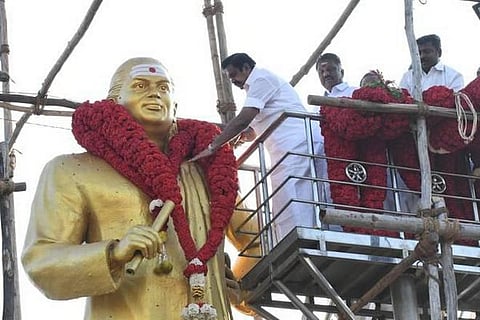 மறைந்த முன்னாள் முதல்வர் கருணாநிதி பெயரை மறைக்கப் பயன்பட்ட மலர் அலங்காரம்