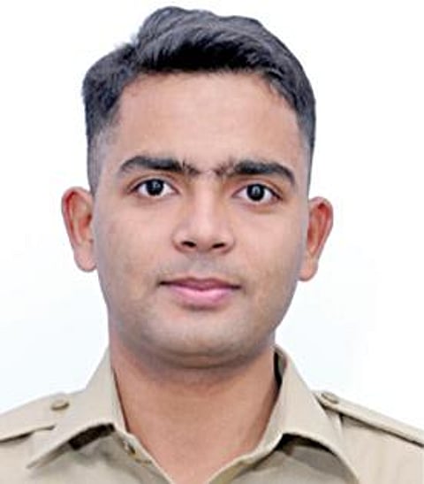 உ.பி.யில் காவலரின் தலைமை அதிகாரியானார் மகன்:
திரைப்படக் காட்சியை போல் சல்யூட் அடித்து நெகிழ்ச்சி