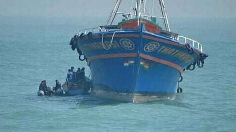 கஜா புயல்: நாகை துறைமுகத்தில் மிக அபாயத்தைக் குறிக்கும் 10-ம் எண் புயல் எச்சரிக்கை கூண்டு ஏற்றம்