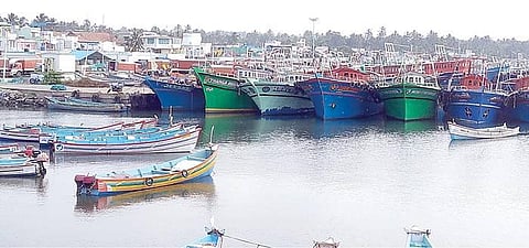 கஜா புயல்: கடலூர் துறைமுகத்தில் அபாயத்தைக் குறிக்கும் 9-ம் எண் புயல் எச்சரிக்கை கூண்டு ஏற்றம்