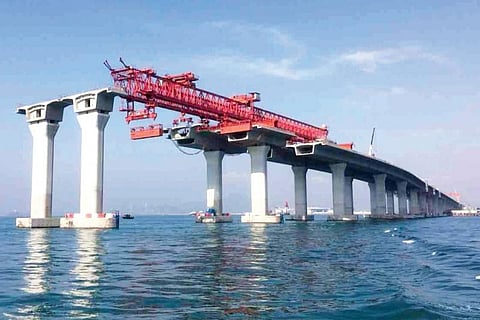 கடலுக்குள் எழும் கட்டுமானம்