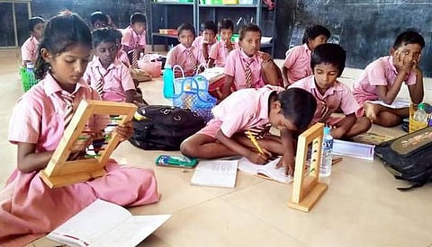 கஜா: தொடரும் சீரமைப்புப் பணிகள்; நாகை மாவட்டத்தில் நாளை பள்ளி-கல்லூரிகளுக்கு விடுமுறை