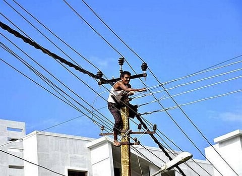 புயல் கடந்து சென்று 5 நாட்களாகியும் இருளில் தவிக்கும் மக்கள்