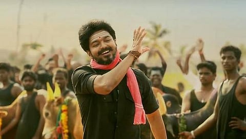 ‘கஜா’ நிவாரணப் பணி: ரசிகர் மன்ற நிர்வாகிகளுக்குப் பணம் அனுப்பும் விஜய்