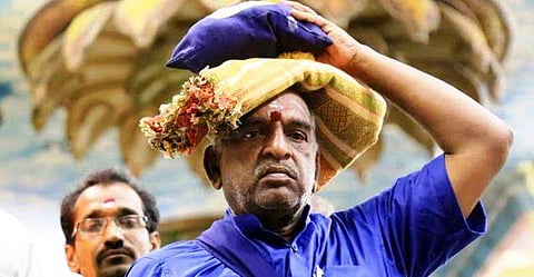 சபரிமலை சென்ற பொன். ராதாகிருஷ்ணன் நிலக்கலில் தடுத்து நிறுத்தம்: எஸ்.பி.யுடன் கடும் வாக்குவாதம்