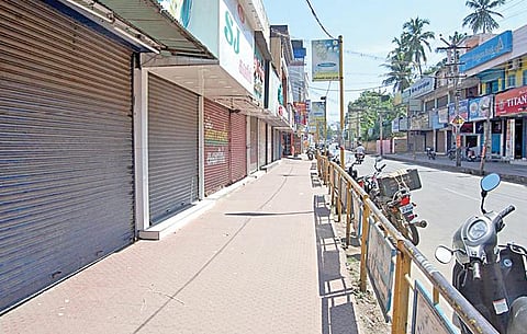 சபரிமலையில் மத்திய அமைச்சரை அவமதித்ததாகக் கூறி குமரி மாவட்டத்தில் பாஜக முழு அடைப்பு: குமரியில் 13 பேருந்துகள் உடைப்பு; பொதுமக்கள் அவதி