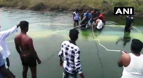 கர்நாடகாவில் கால்வாயில் பஸ் கவிழ்ந்து 15 பேர் பலி