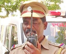 போலீஸாரின் பணியைப் போற்றி வாக்கி-டாக்கியில் கவிதை வாசித்த காவல் ஆய்வாளர்: சமூக வலைதளங்களில் வைரலாக பரவி வருகிறது