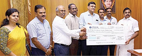 புயல் நிவாரண நிதிக்கு ரூ.34 கோடி சேர்ந்தது: அதிமுக சார்பில் ரூ.1 கோடியை முதல்வரிடம் ஓபிஎஸ் வழங்கினார்