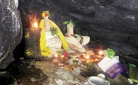 சதுரகிரி மலையில் கோரக்கர் குகைக்கு செல்ல திடீர் தடை