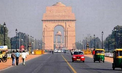 கடும் காற்று மாசுப்பாட்டால் பாதிக்கப்பட்டுள்ள டெல்லியில் செயற்கை மழை வரவழைக்க சரியான நேரத்துக்காகக் காத்திருக்கிறோம்: மத்திய சுற்றுச்சூழல் அமைச்சகம் தகவல்