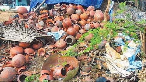 புயலால் சேதமடைந்த பொங்கல் பானைகள்: வாழ்வாதாரம் பாதிக்கப்பட்டதால் மண்பாண்ட தொழிலாளர்கள் கவலை