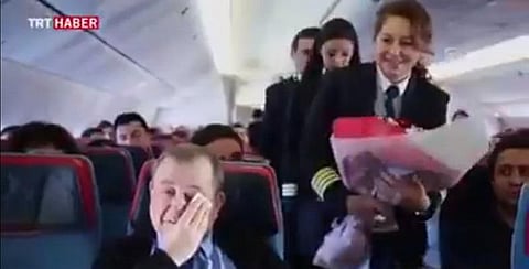 விமானத்தில் பயணித்த ஆசிரியரைக் கவுரவித்த விமானி; கண்ணீர் விட்ட ஆசிரியர்: நெகிழ்ச்சி சம்பவம்