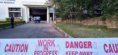 பெங்களூருவில் உள்ள இந்திய அறிவியல் கழகத்தில் ஏற்பட்ட அதிர்ச்சியலை வெடிவிபத்தில் ஆய்வாளர் பலி; 3 பேர் கவலைக்கிடம்