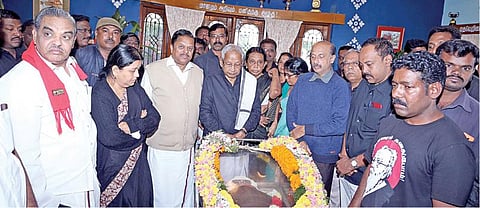 திராவிடர் கழக பொருளாளர் மறைந்த பிறைநுதல் செல்விக்கு கி.வீரமணி உள்ளிட்டோர் இறுதி மரியாதை