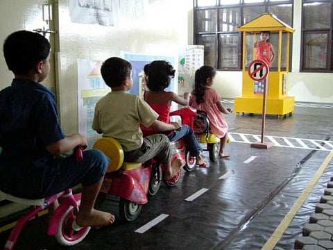 வகுப்பறையில் பேசியதற்காக குழந்தைகளின் வாயில் ‘செலோ டேப்: ஆசிரியை சஸ்பெண்ட்