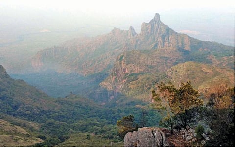 மலைகளின் அரசிக்கு மகுடம் சூட்டும் சிகரங்கள்