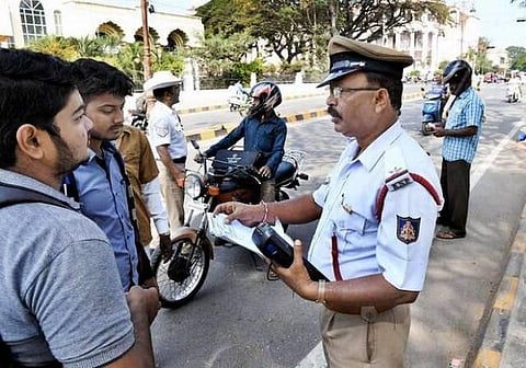 வாகன ஓட்டிகளுக்கு நிம்மதி; டிரைவிங் லைசென்ஸ், ஆர்சி புக் டிஜிட்டல் போதும்: மாநிலங்களுக்கு மத்திய அரசு உத்தரவு