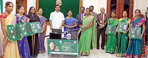 தமிழகத்தில் 5 வயதுக்கு உட்பட்ட குழந்தைகளுக்கு வீடு தேடிவந்து ஆதார் பதியும் திட்டம் தொடக்கம்:
அலுவலர்களுக்கு முதல்வர் கணினி உபகரணங்களை வழங்கினார்