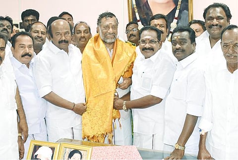 மதுரை ஆவின் தலைவரான 5 மணி நேரத்தில்
ஓபிஎஸ் சகோதரர் ராஜா அதிமுகவிலிருந்து திடீர் நீக்கம்; கட்சியின் உறுப்பினர் உட்பட அனைத்துப் பொறுப்புகளில் இருந்தும் விடுவித்ததின் பின்னணி