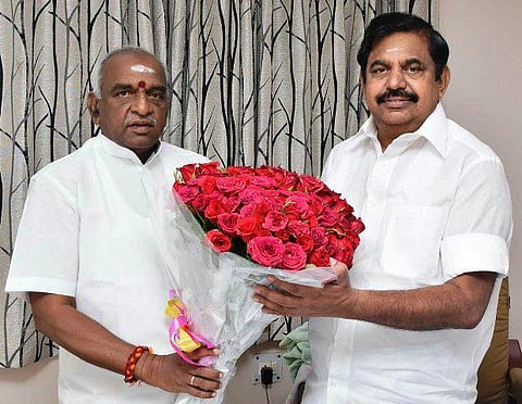 குழப்ப நிலையில் அதிமுக; கூட்டணிக்கு இழுக்கும் பாஜக: மக்களவைத் தேர்தலில் கைகோக்குமா?