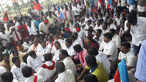 பண்ருட்டி அருகே மணல் குவாரிக்கு எதிர்ப்பு தெரிவித்து திமுக சார்பில் முற்றுகைப் போராட்டம்