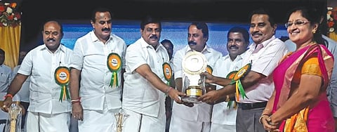 பாழடைந்த பள்ளிக்கு உயிரூட்டியவர்கள்!