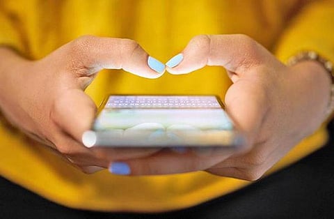 ஸ்மார்ட் போன் அடிமையா நீங்கள்?- எளிதாக விடுபட புதிய ‘ஆப்ஸ்’ தயார்: மருத்துவர்கள் கண்டுபிடிப்பு