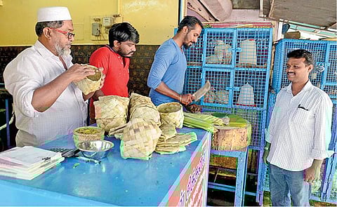 ஓலைப் பெட்டியில் இறைச்சி விற்பனை: முன்மாதிரியான பாளை வியாபாரி