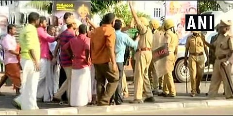 கேரளாவில் 100 பத்திரிகையாளர் மீது தாக்குதல்: போராட்டத்தில் சங் பரிவார் தொண்டர்கள் ஆத்திரம்