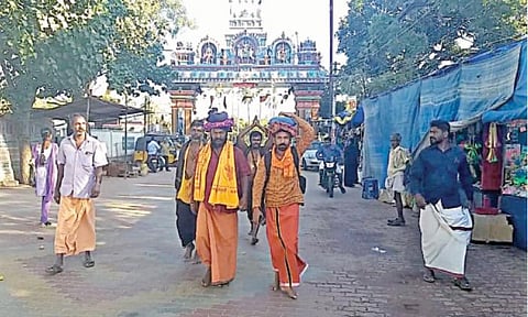 பெண்கள் சபரிமலை சென்றதால் வேதனை; 220 கி.மீ. தூரம் நடந்து சென்ற பக்தர்கள் பாதியில் திரும்பினர்