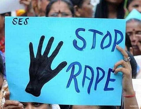 ஃபேஸ்புக் பழக்கம் கூட்டு பலாத்காரத்தில் முடிந்த கொடூரம்: இளம்பெண் போலீஸில் புகார்