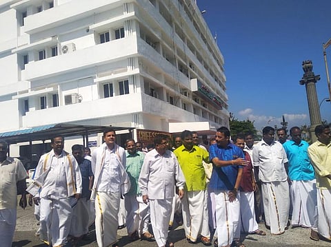 வேட்டி அணிந்து பணிக்கு வந்த புதுச்சேரி தலைமைச் செயலக அதிகாரிகள்: வாரத்தில் ஒருநாளாவது வேட்டி கட்ட அறிவுறுத்தல்