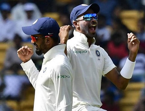 ராகுல், பாண்டியாவுக்கு பிசிசிஐ கற்றுக் கொடுக்க வேண்டுமா? ஹர்ஷா போக்ளே ட்வீட்டும் ரவிசாஸ்திரியை விளாசும் நெட்டிசன்களும்