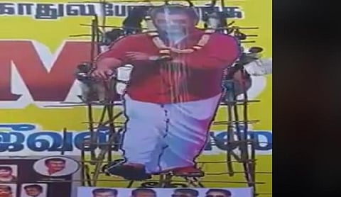 பால் ஊற்றும் போது சரிந்த அஜித்தின் 15 அடி கட்-அவுட்: 6 பேர் படுகாயம்; வைரலாகும் வீடியோ