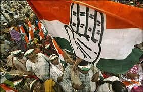 உ.பி.யில் தனித்து போட்டி: இனிப்பு வழங்கி கொண்டாடிய காங்கிரஸார்