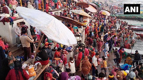 பிரயாக்ராஜ் நகரில் கும்பமேளா தொடங்கியது: லட்சக்கணக்கான பக்தர்கள் புனித நீராடினர்