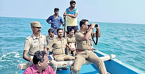 பாதுகாப்பு கவசங்களை மறந்து படகில் பயணம்: சர்ச்சையில் சிக்கிய விழுப்புரம் எஸ்பி, திண்டிவனம் டிஎஸ்பி