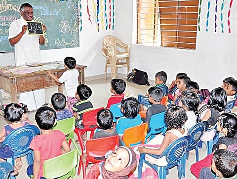 பள்ளிக் குழந்தைகளுக்கு பாடம் நடத்திய கோவை தெற்கு தொகுதி எம்எல்ஏ