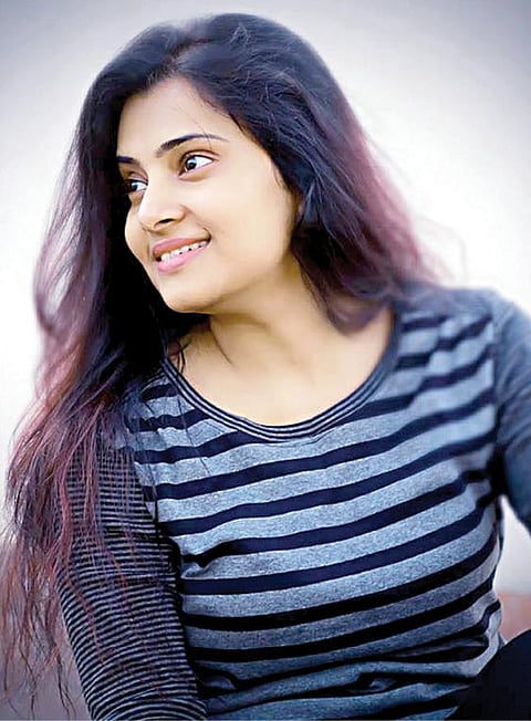 ‘அழகு’ சீரியல் ஸ்ருதியின் பொறுப்பான பயணம்