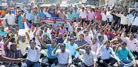 உயர் நீதிமன்றம் விதித்த கெடு இன்று முடிகிறது: அரசு ஊழியர், ஆசிரியர் வேலைநிறுத்தம் தொடரும் - ஜாக்டோ - ஜியோ ஒருங்கிணைப்பாளர்கள் அறிவிப்பு