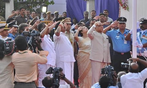 சென்னையில் குடியரசு தின விழா கொண்டாட்டம்; மெரினா காமராஜர் சாலையில் ஆளுநர் தேசியக் கொடி ஏற்றினார்