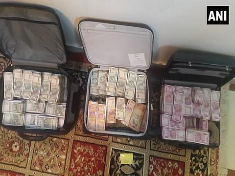 ராஜஸ்தானில் ஐஆர்எஸ் அதிகாரி வீட்டில் அதிரடி சோதனை: கோடிக்கணக்கில் பணம், நகை பறிமுதல்; அசையா சொத்துக்கள் முடக்கம்