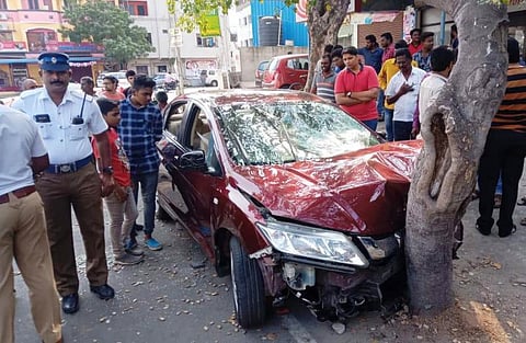 சொகுசுக் காரை ஓட்டி சாலையில் தொடர் விபத்தை ஏற்படுத்திய சிறுவன்: துரத்திப் பிடித்த பொதுமக்கள் தாக்கு
