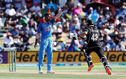 ஷமி, பாண்டியா அபாரம்: இந்திய அணிக்கு 244 ரன்கள் இலக்கு; கடைசி 7 விக்கெட்டுகளை 65 ரன்களில் இழந்த நியூசி.