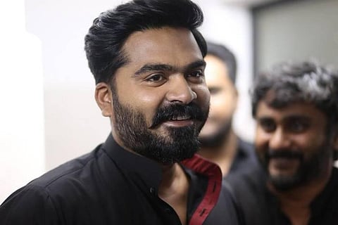 நடுக்கடலில் சிம்புவுக்கு பேனர் வைத்த ரசிகர்கள்: வைரலாகும் வீடியோ