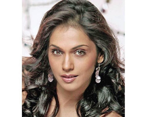 பாஜகவில் இணைந்தார் நடிகை இஷா கோபிகர்