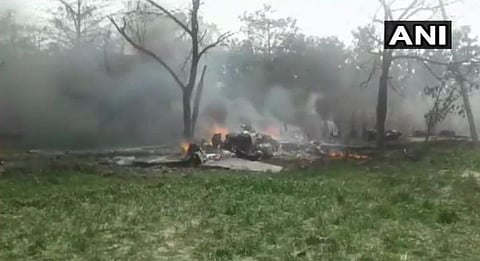 உ.பி.யில் விநோதம்: தரையில் விழுந்து நொறுங்கிய போர் விமானம்; பத்திரமாக உயிர்தப்பிய விமானி