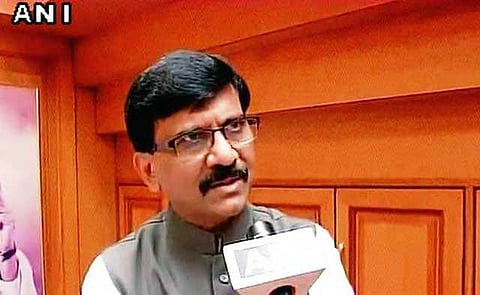 10 சதவீத இடஒதுக்கீட்டுக்கு உச்சவரம்பு ரூ.8 லட்சமென்றால், வருமானவரிக்குப் பொருந்தாதா?- மத்திய அரசுக்கு சிவசேனா கேள்வி