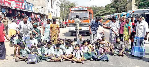 ஆசிரியர் போராட்டத்தால் அரசு பள்ளி மூடல்: மாணவர்களின் மாற்றுச் சான்றிதழ் கேட்டு பெற்றோர் மறியல்
